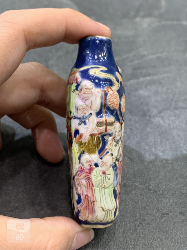 清中期蓝地堆塑粉彩钟馗嫁妹人物故事纹鼻烟壶 - 图3